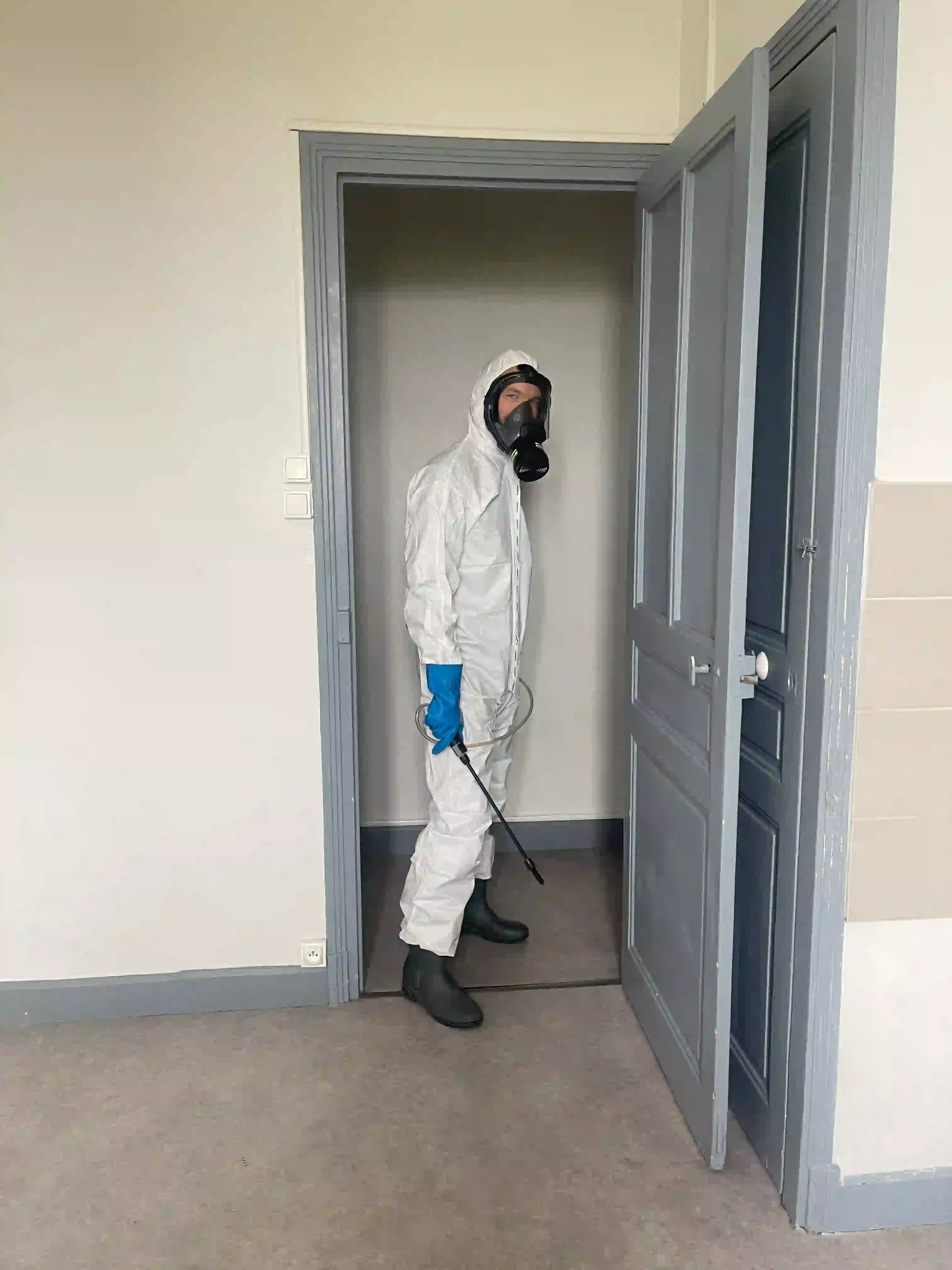 Technicien avec masque intégral